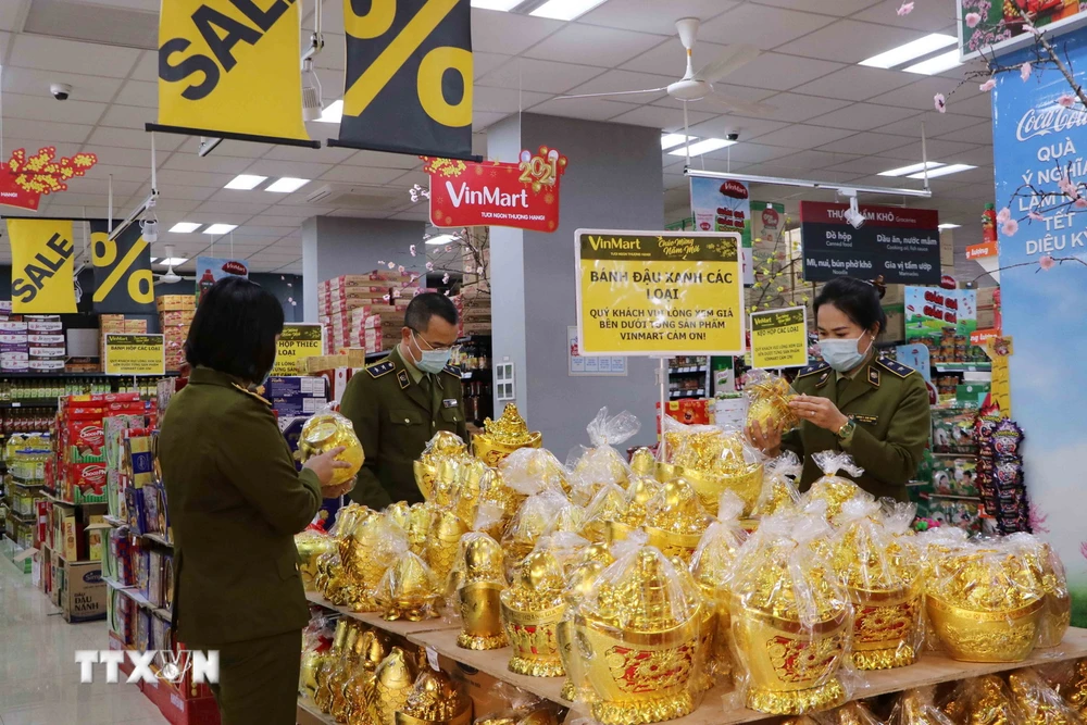 Quản lý thị trường tỉnh Lai Châu kiểm tra hàng hóa tại các siêu thị trên địa bàn. (Ảnh: Nguyễn Oanh/TTXVN)