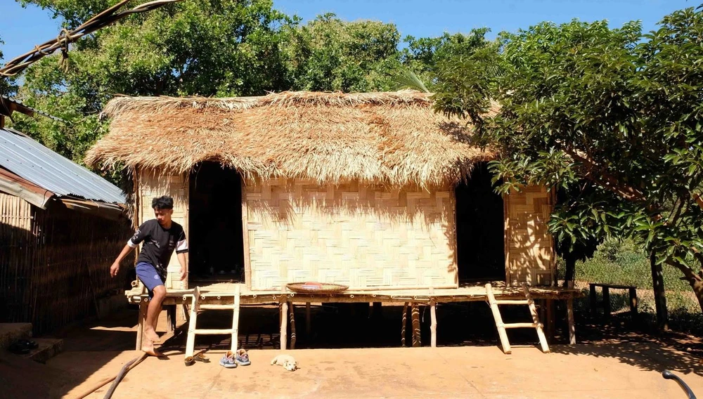 Ngôi nhà dài truyền thống của người Mạ do ông Điểu K’Bôi, huyện Cát Tiên, tỉnh Lâm Đồng, phục dựng nhìn từ bên ngoài. (Ảnh: Nguyễn Dũng/TTXVN)