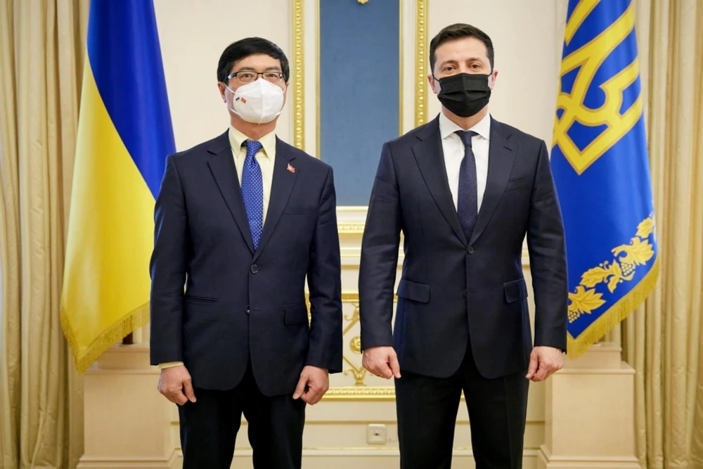 Đại sứ Nguyễn Hồng Thạch và Tổng thống Ukraine Volodymir Zelenskyi. (Ảnh: Đại sứ quán Việt Nam tại Ukraine cung cấp)
