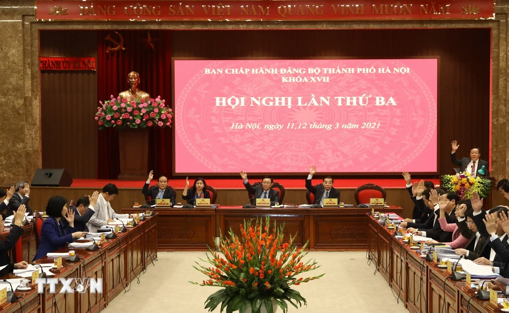 Các đại biểu biểu quyết thông qua chương trình Hội nghị lần thứ ba, Ban Chấp hành Đảng bộ thành phố Hà Nội khóa XVII. (Ảnh: Văn Điệp/TTXVN)
