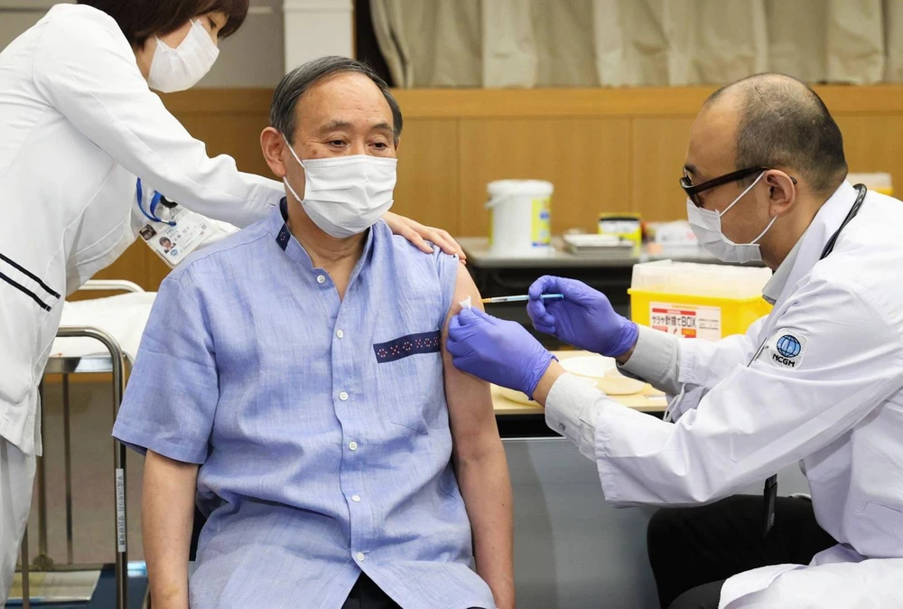 Thủ tướng Nhật Bản Yoshihide Suga tiêm mũi thứ nhất vaccine ngừa COVID-19 tại một bệnh viện ở Tokyo, ngày 15/3. (Nguồn: japantimes)