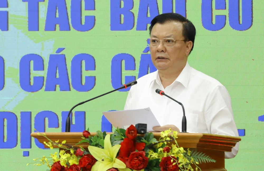 Bí thư Thành ủy Hà Nội Đinh Tiến Dũng phát biểu chỉ đạo hội nghị. (Ảnh: Văn Điệp/TTXVN)
