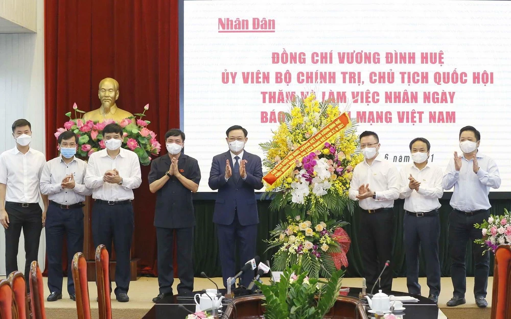 Chủ tịch Quốc hội Vương Đình Huệ tặng hoa chúc mừng Báo Nhân Dân. (Ảnh: Doãn Tấn/TTXVN)