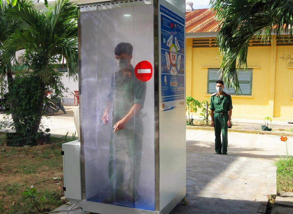 Buồng khử khuẩn tự động cho người trong đang được sử dụng tại Trường Đại học Thông tin Liên lạc, thành phố Nha Trang, tỉnh Khánh Hòa. (Ảnh: TTXVN phát)