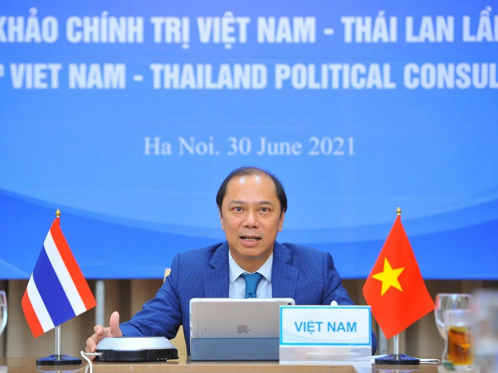 Thứ trưởng Bộ Ngoại giao Việt Nam Nguyễn Quốc Dũng chủ trì theo hình thức trực tuyến. (Ảnh: Minh Đức/TTXVN)
