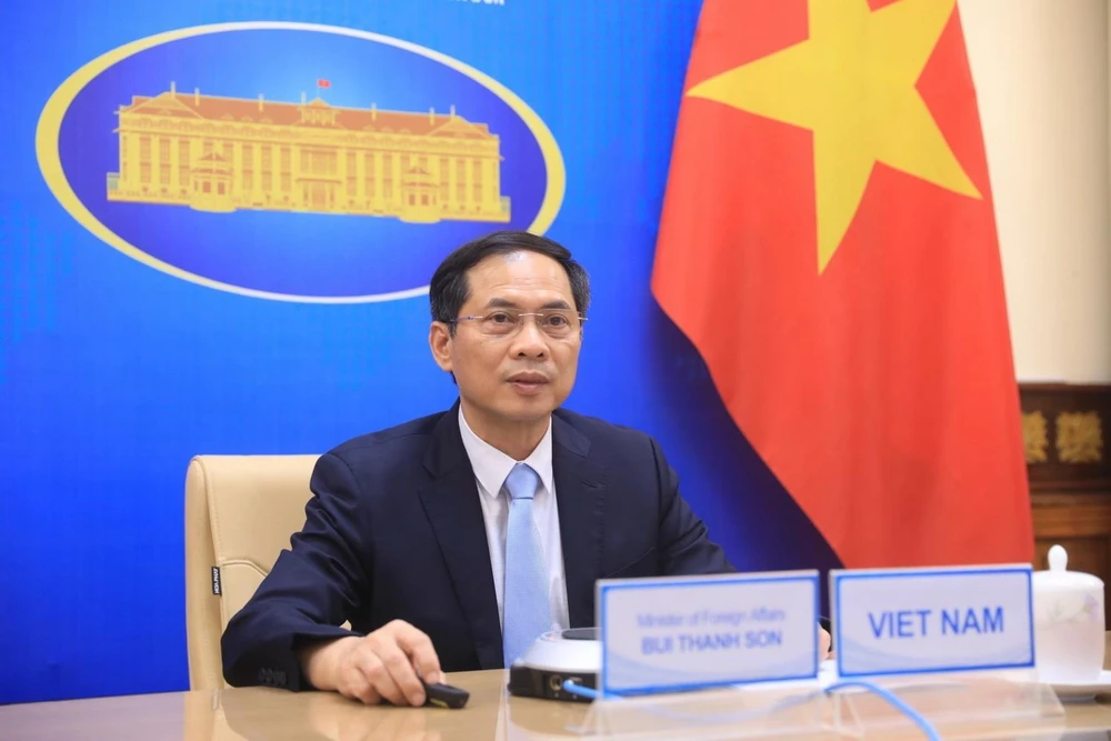 Bộ trưởng Bộ Ngoại giao Bùi Thanh Sơn dự Hội nghị Bộ trưởng giữa kỳ Phong trào Không liên kết từ điểm cầu Hà Nội. (Ảnh: Lâm Khánh/TTXVN)