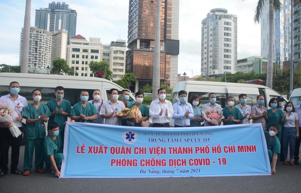 Đoàn y, bác sỹ, lái xe Trung tâm cấp cứu 115 thành phố Đà Nẵng lên đường chi viện Thành phố Hồ Chí Minh phòng, chống dịch COVID-19. (Ảnh: Văn Dũng/TTXVN)