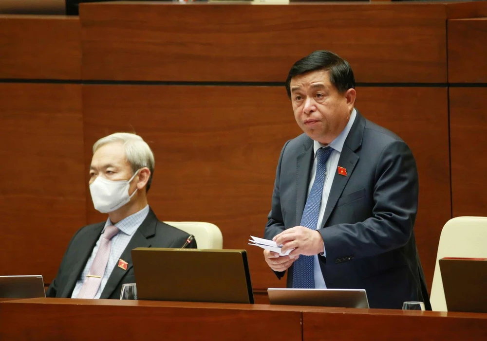 Bộ trưởng Bộ Kế hoạch và Đầu tư Nguyễn Chí Dũng giải trình ý kiến của đại biểu Quốc hội. (Ảnh: Phương Hoa/TTXVN)