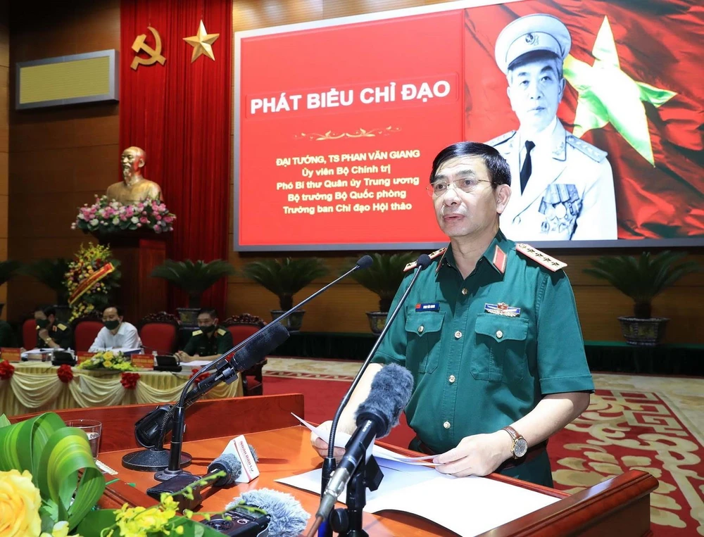 Đại tướng Phan Văn Giang, Ủy viên Bộ Chính trị, Bộ trưởng Bộ Quốc phòng đọc tham luận. (Ảnh: Trọng Đức/TTXVN)