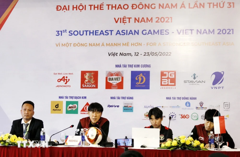 Huấn luyện viên Shin Tae-yong của U23 Indonesia trả lời họp báo trước trận gặp U23 Việt Nam vào ngày 6/5, tại sân vận động Việt Trì (tỉnh Phú Thọ). (Ảnh: TTXVN) 
