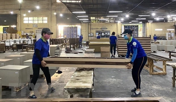 Sản xuất đồ gỗ xuất khẩu sang thị trường EU tại Công ty CP Woodsland Tuyên Quang. (Ảnh: TTXVN)