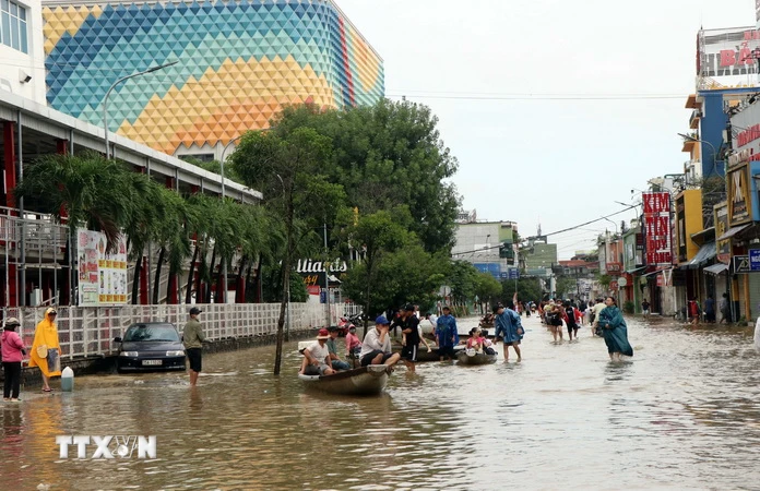 Nhiều tuyến đường ở thành phố Huế vẫn bị ngập trong nước. (Ảnh: Đỗ Trưởng/TTXVN)