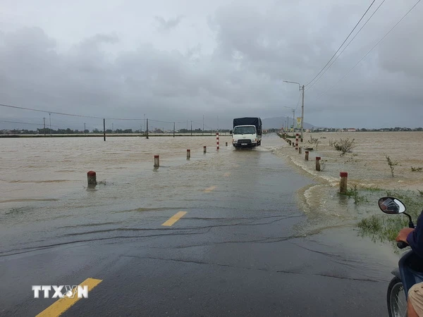 Một số đoạn đường ở Bình Định bị ngập nước. (Ảnh: Sỹ Thắng/TTXVN)