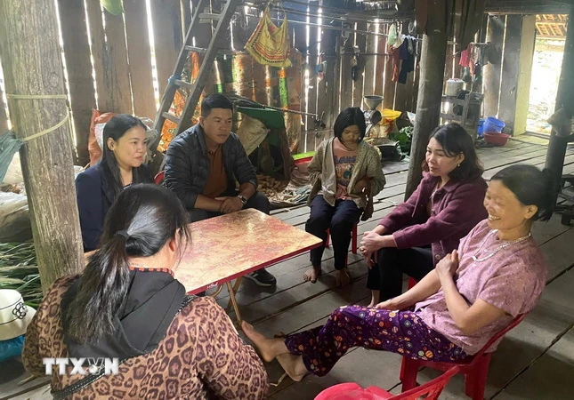 Cán bộ,giáo viên nhà trường đến động viên gia đình một học sinh có hoàn cảnh khó khăn ở xã Mã Ba, huyện Hà Quảng. (Ảnh: Chiến Thắng/TTXVN phát)