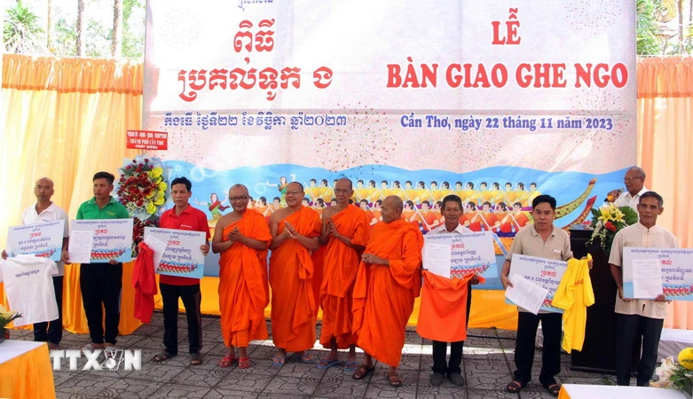 Hội Đoàn kết sư sãi yêu nước thành phố Cần Thơ trao quyết định bàn giao ghe ngo cho đại diện các chùa và Học viện Phật giáo Nam tông Khmer trên địa bàn. (Ảnh: Trung Kiên/TTXVN)