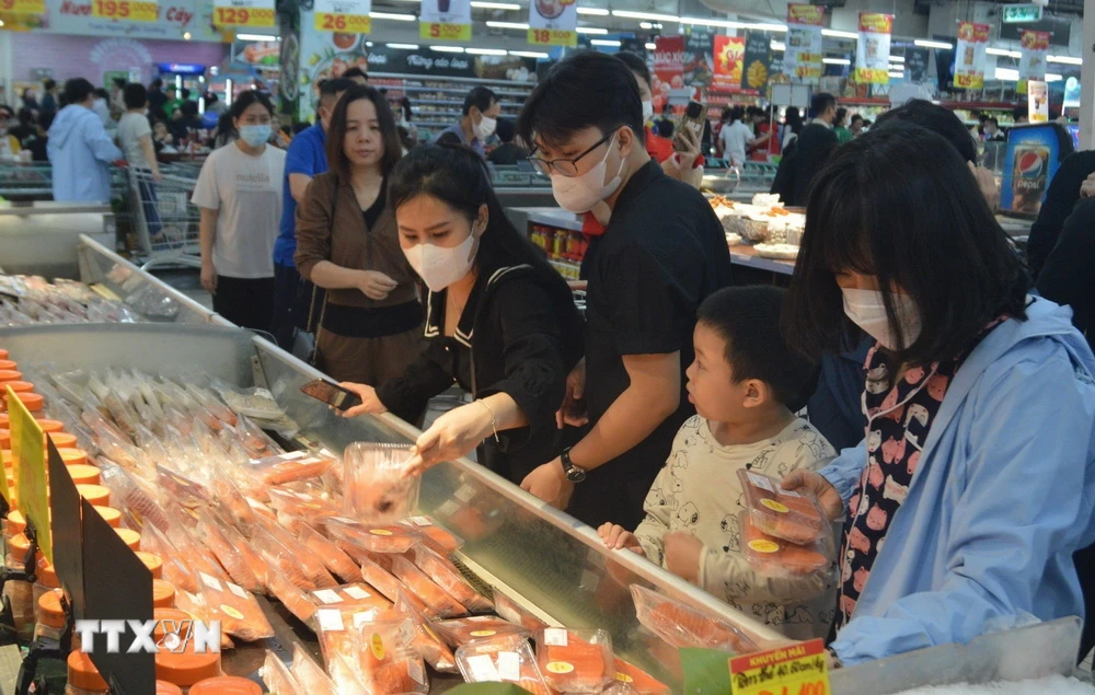 Người dân háo hức tham gia mua sắm tại sự kiện “Hà Nội đêm không ngủ-HaNoi Midnight Sale” 2023 ở BigC. (Ảnh: Phương Anh/TTXVN)