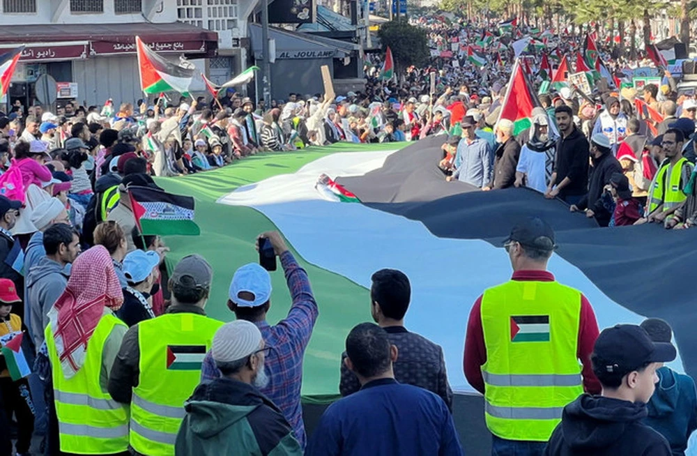 Buổi biểu tình của người Maroc tại Casablanca, kêu gọi ngừng bắn vĩnh viễn ở Dải Gaza và đình chỉ quan hệ ngoại giao với Israel. (Nguồn: AFP)