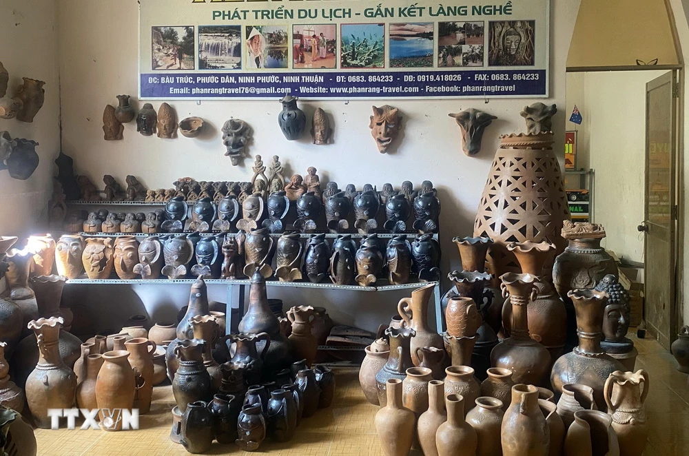 Các sản phẩm gốm truyền thống mang đậm bản sắc văn hóa Chăm được trưng bày ở Hợp tác xã gốm Chăm Bàu Trúc, tỉnh Ninh Thuận. (Ảnh: Công Thử/TTXVN)