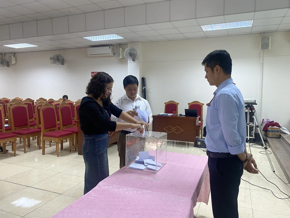 Khách hàng bỏ phiếu tham gia đấu giá đất ngày 27/11 vừa qua. (Nguồn: Cổng thông tin Điện tử huyện Mê Linh)