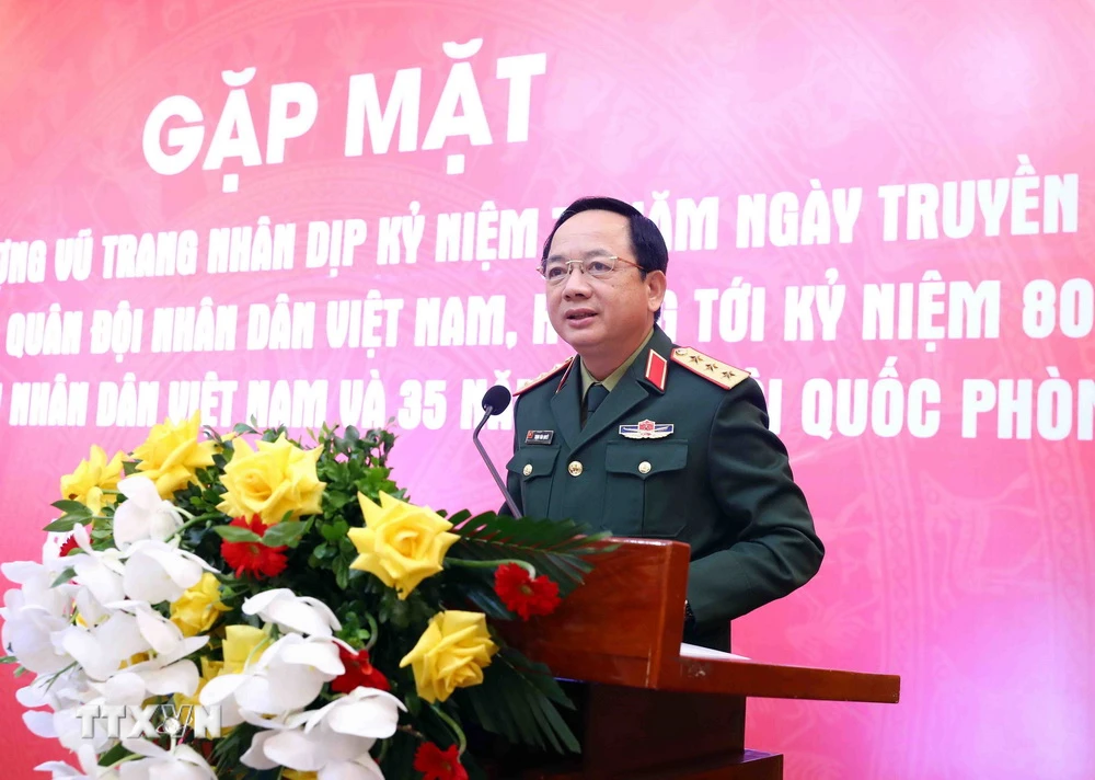 Thượng tướng Trịnh Văn Quyết, Ủy viên Trung ương Đảng, Phó Chủ nhiệm Tổng cục Chính trị Quân đội Nhân dân Việt Nam phát biểu tại gặp mặt các nhà văn Lực lượng Vũ trang. (Ảnh: Phạm Kiên/TTXVN)