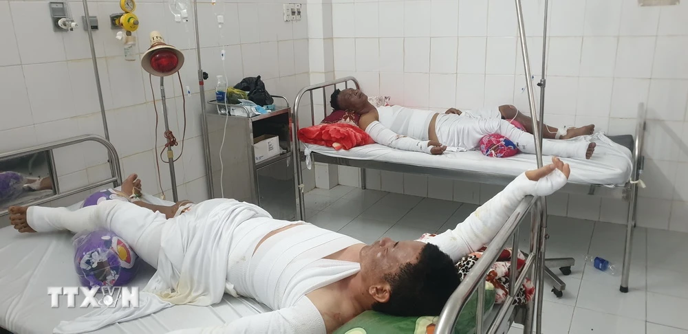 Cả 3 nạn nhân trong vụ nổ đang được cấp cứu tại Bệnh viện đa khoa tỉnh Cà Mau. (Ảnh: TTXVN phát)
