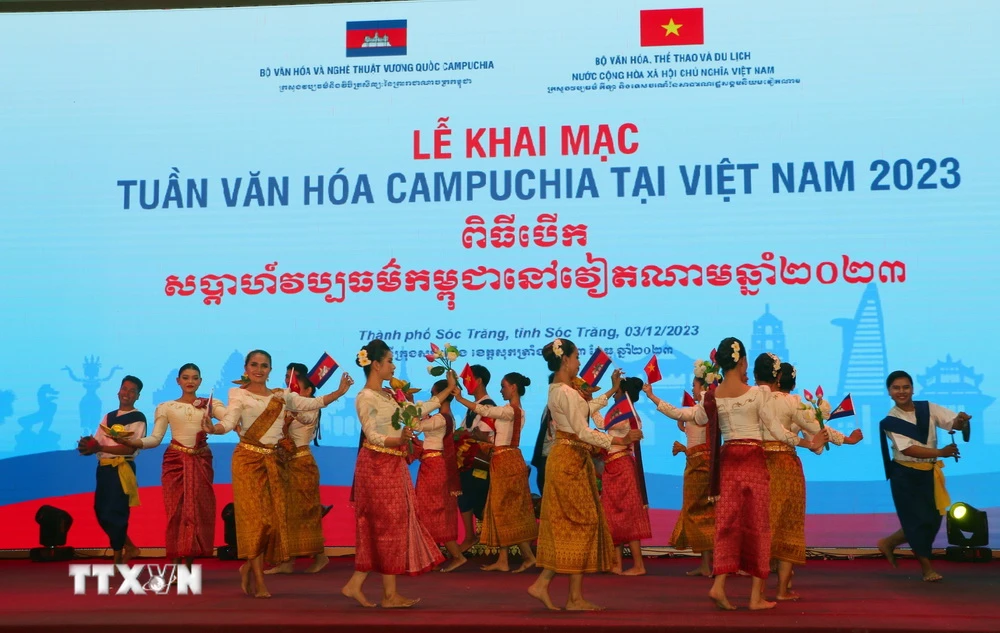 Tiết mục múa hữu nghị Việt Nam-Camphuchia. (Ảnh: Tuấn Phi/TTXVN)