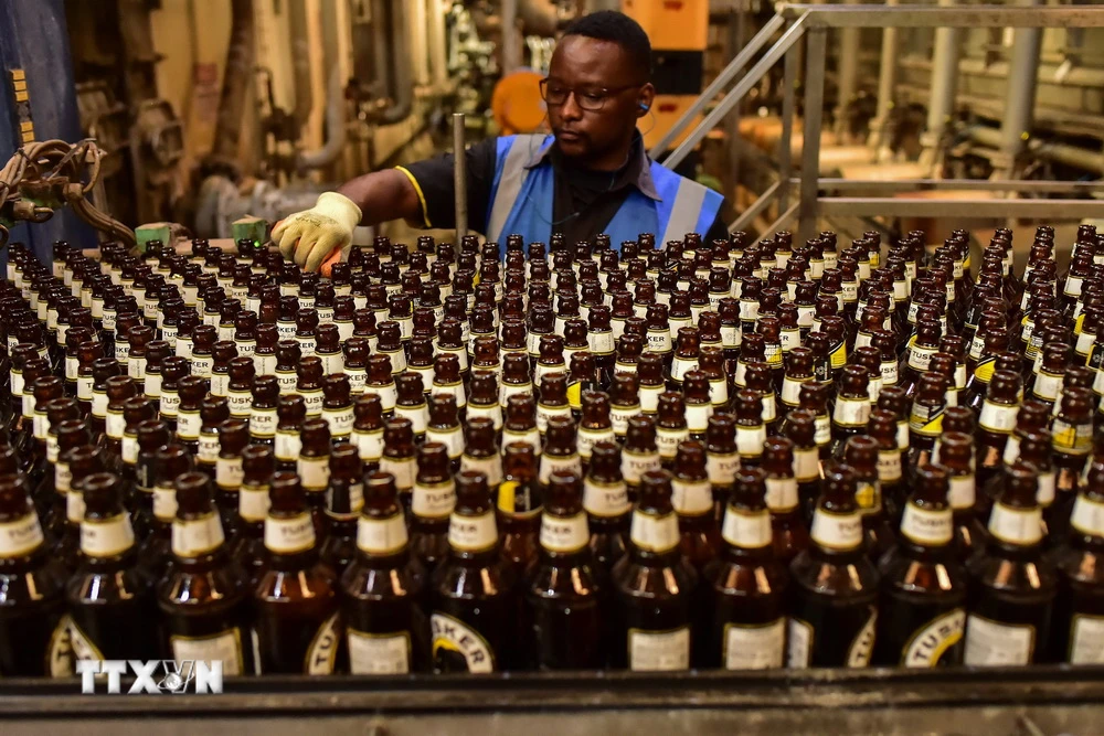 Một cơ sở sản xuất bia tại Ruaraka ở thủ đô Nairobi của Kenya. (Ảnh: AFP/TTXVN)