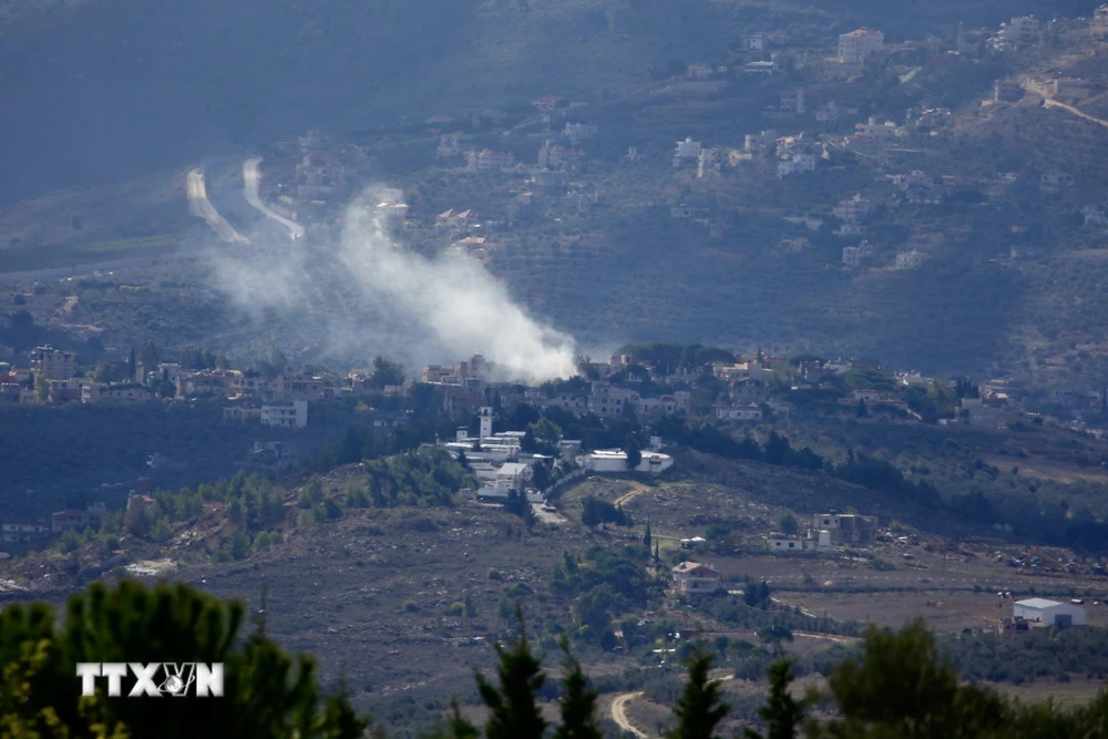 Khói bốc lên sau một vụ pháo kích của Quân đội Israel vào làng Kafr Kila, Liban. (Ảnh: THX/TTXVN)