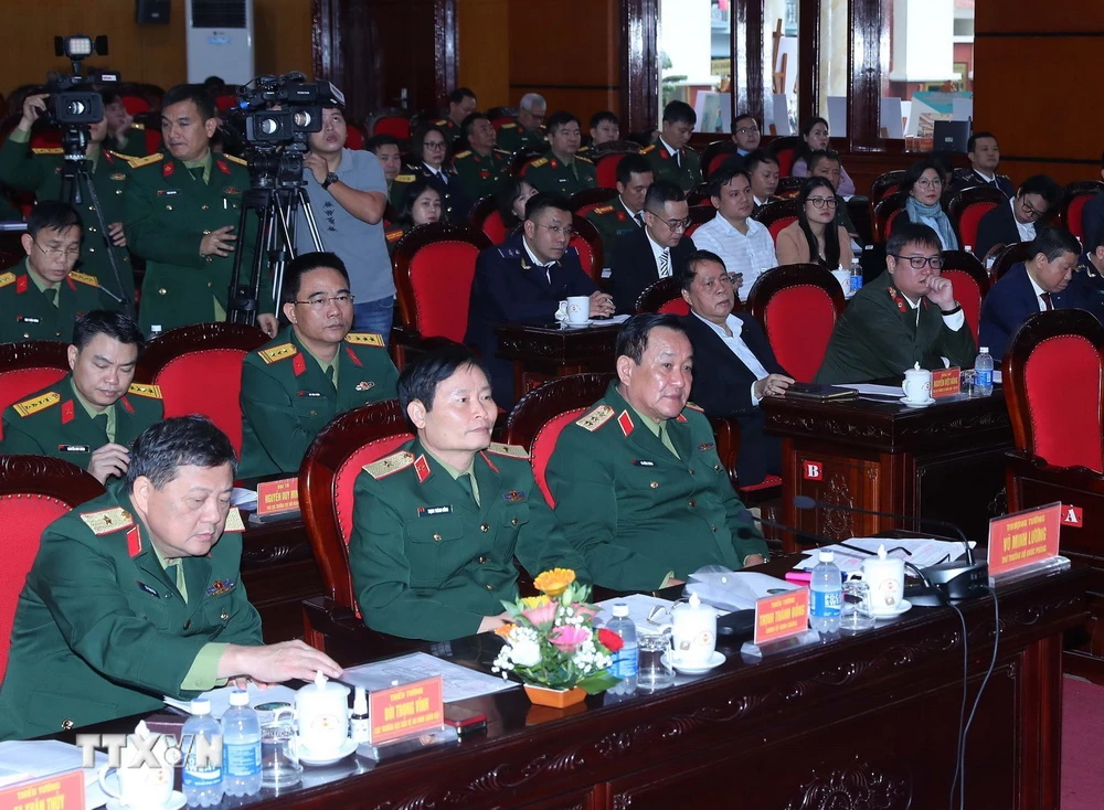 Thượng tướng Võ Minh Lương, Thứ trưởng Bộ Quốc phòng, Trưởng Cơ quan đầu mối Quốc gia về phòng, chống phổ biến vũ khí hủy diệt hàng loạt và các đại biểu tại Hội nghị. (Ảnh: Trọng Đức/TTXVN)
