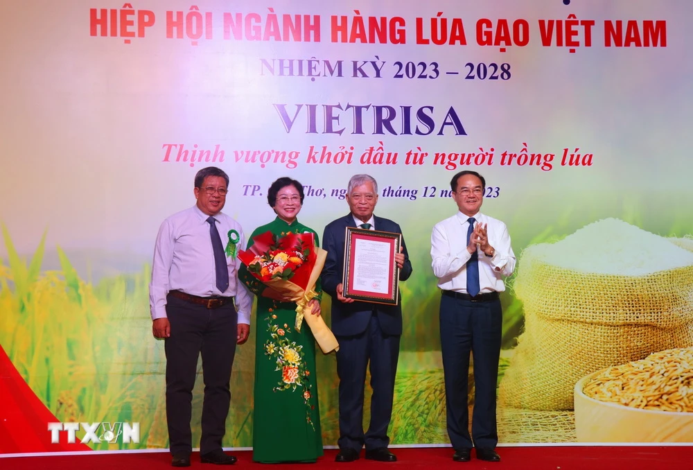 Thứ trưởng Bộ Nội vụ Vũ Chiến Thắng (phải) trao quyết định thành lập Hiệp hội Ngành hàng lúa gạo Việt Nam cho đại diện Hiệp hội. (Ảnh: Thu Hiền/TTXVN)