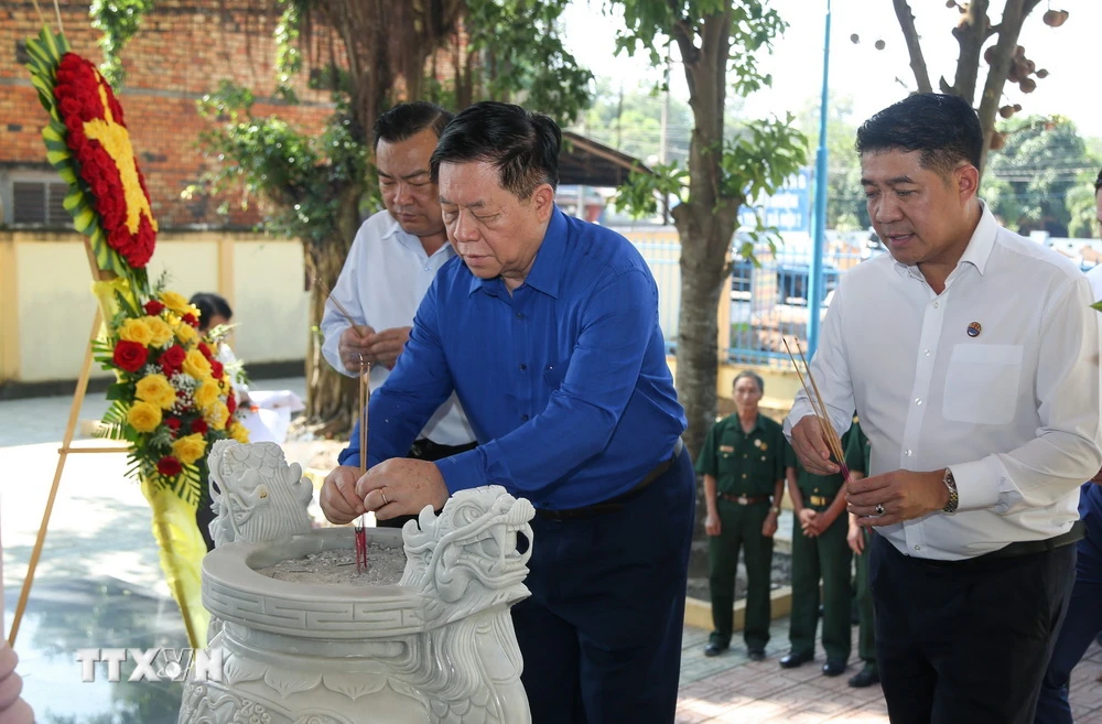 Trưởng Ban Tuyên giáo Trung ương Nguyễn Trọng Nghĩa thắp hương tưởng niệm tại Nhà bia tưởng niệm Liệt sỹ Sư đoàn 9, Quân đoàn 4. (Ảnh: Giang Phương/TTXVN)