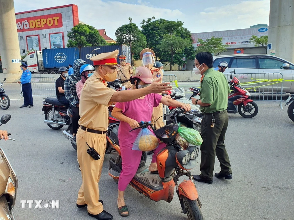 Đội Cảnh sát giao thông số 6, Phòng Cảnh sát Giao thông, Công an thành phố Hà Nội, điều hành giao thông. (Ảnh: TTXVN phát)
