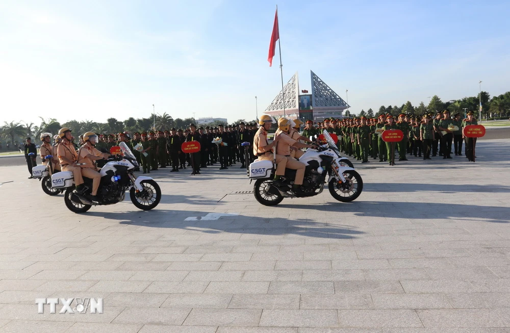 Lực lượng Cảnh sát giao thông Công an tỉnh Ninh Thuận ra quân đợt cao điểm tấn công, trấn áp tội phạm. (Ảnh: Nguyễn Thành/TTXVN)