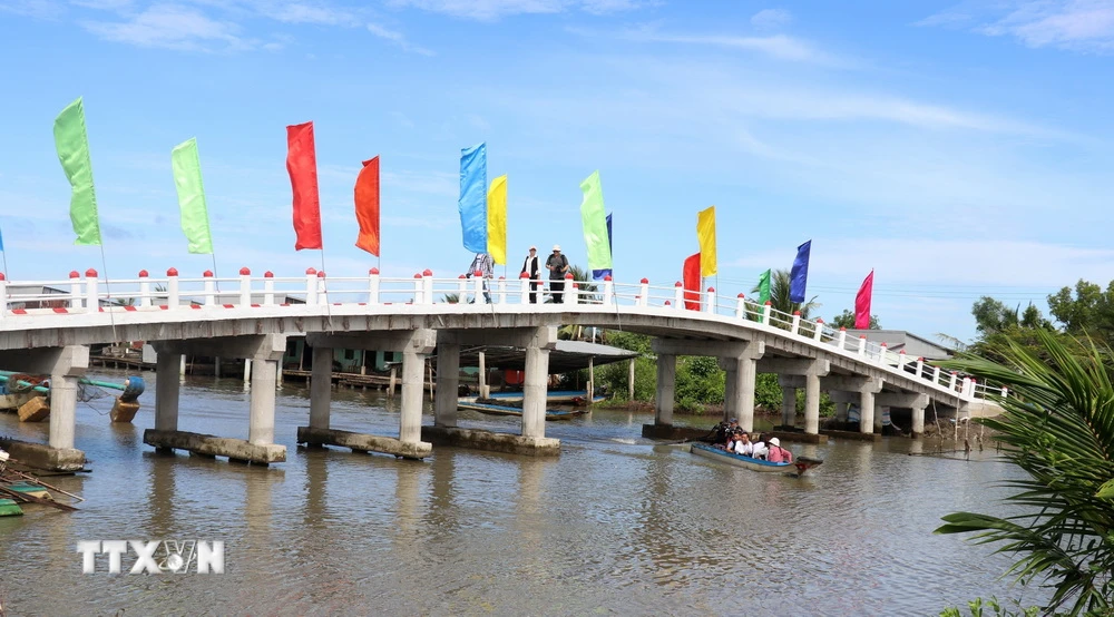 Cầu giao thông nông thôn vừa được đưa vào sử dụng tại xã Thuận Hòa, huyện An Minh, tỉnh Kiên Giang, phục vụ nhu cầu đi lại của người dân. (Ảnh: Lê Huy Hải/TTXVN)