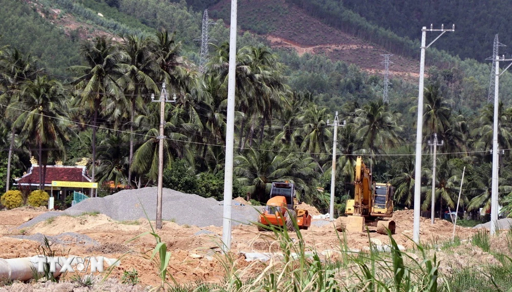 Xây dựng hạ tầng kỹ thuật khu tái định cư tại xã Xuân Lộc, thị xã Sông Cầu. (Ảnh: Xuân Triệu/TTXVN)