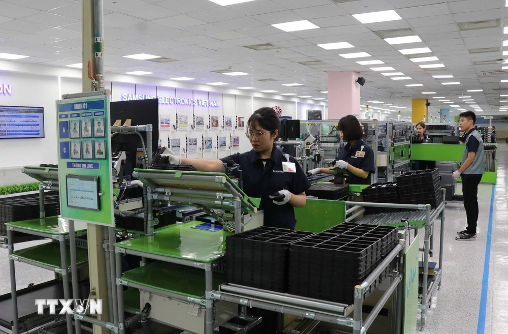 Công nhân Công ty TNHH Samsung Electronics Việt Nam, Khu công nghiệp Yên Phong, tỉnh Bắc Ninh trong ca làm việc. (Ảnh: Thanh Thương/TTXVN)