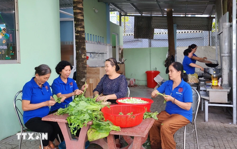 Các nhóm thiện nguyện tham gia nấu ăn tại Bếp ăn 5.000 đồng của Nhà thờ phường 4, thành phố Vĩnh Long, tỉnh Vĩnh Long. (Ảnh: Lê Thúy Hằng/TTXVN)