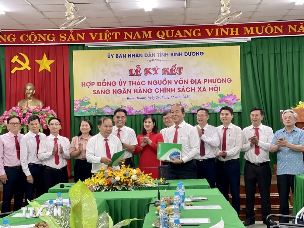 Lễ ký kết hợp đồng ủy thác nguồn vốn địa phương sang Ngân hàng chính sách xã hội. (Ảnh: Huyền Trang/TTXVN) 