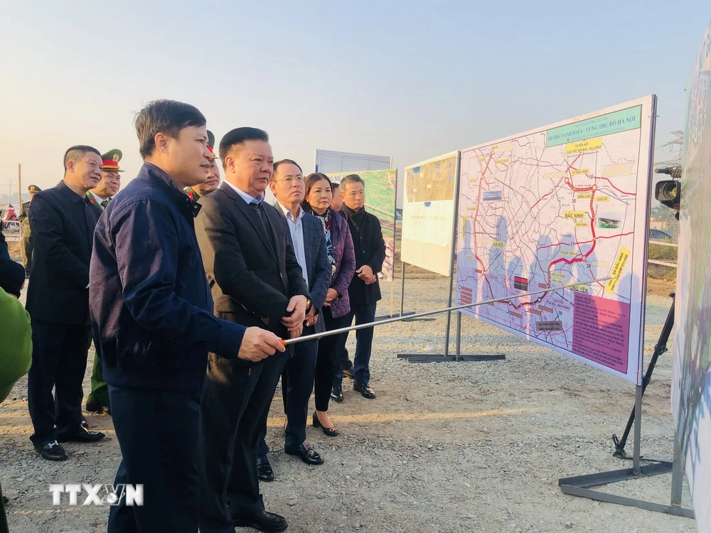 Bí thư Thành ủy Hà Nội kiểm tra tiến độ triển khai dự án đường vành đai 4-Vùng Thủ đô tại địa bàn huyện Sóc Sơn. (Ảnh: Tuyết Mai/TTXVN)