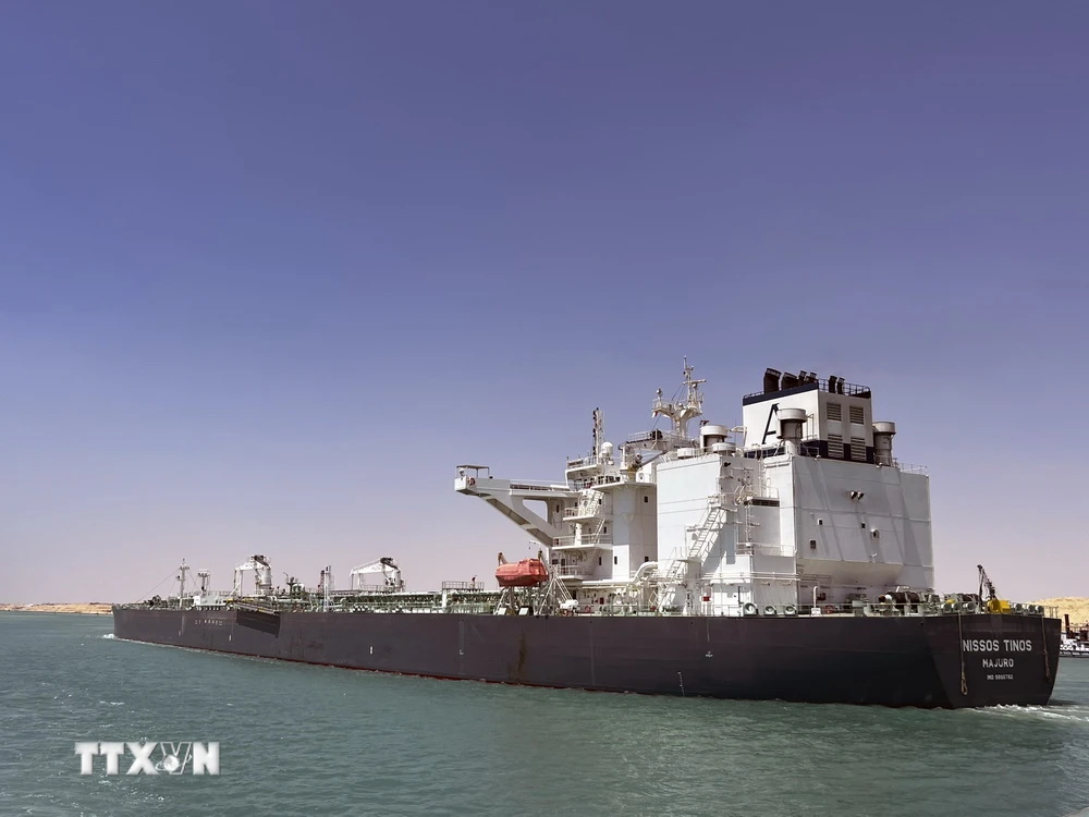 Một tàu chở dầu di chuyển trên kênh đào Suez của Ai Cập. (Ảnh: Nguyễn Tùng/TTXVN)