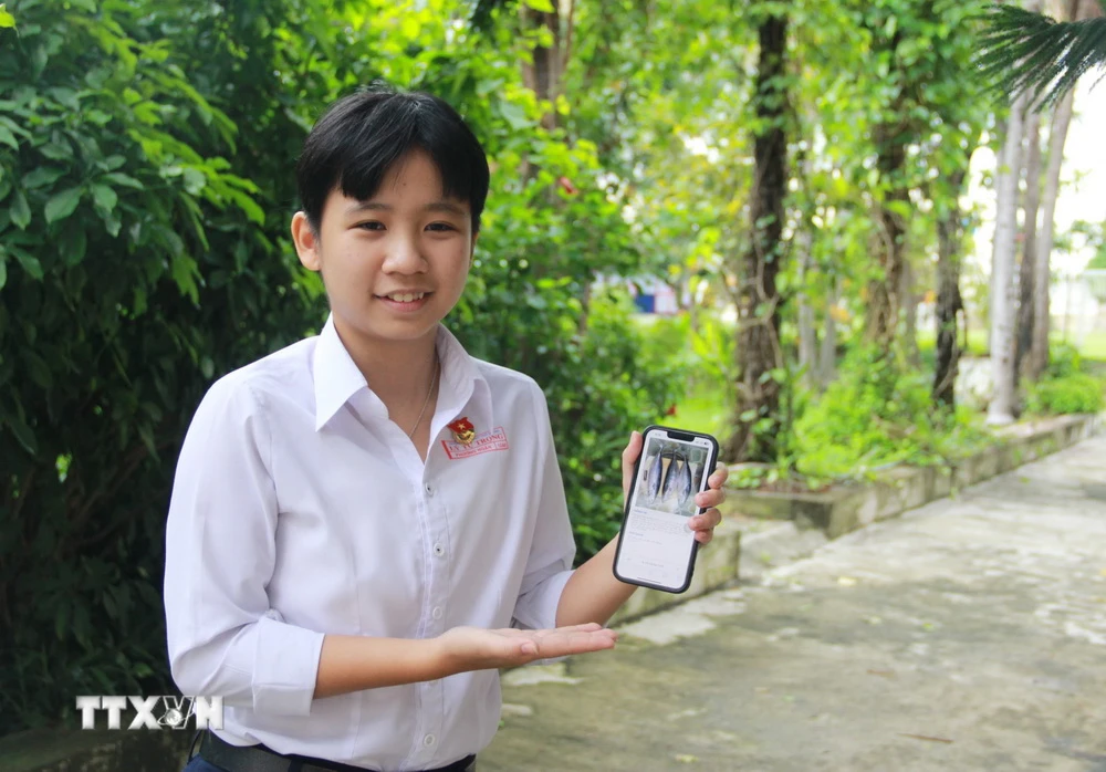Em Nguyễn Xuân Phương Ngân, học sinh lớp 12A6, Trường THPT Lý Tự Trọng, thành phố Nha Trang, tỉnh Khánh Hòa, với app Marinet. (Ảnh: Phan Sáu/TTXVN)