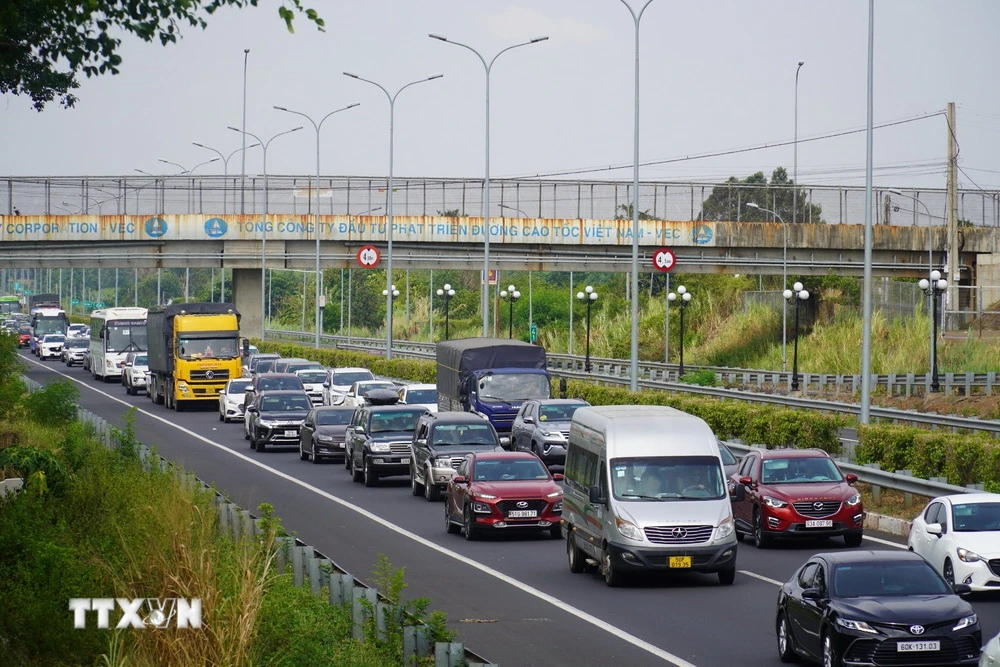 Ùn tắc kéo dài tại điểm cuối cao tốc TP Hồ Chí Minh - Long Thành - Dầu Giây. Ảnh: Công Phong - TTXVN 