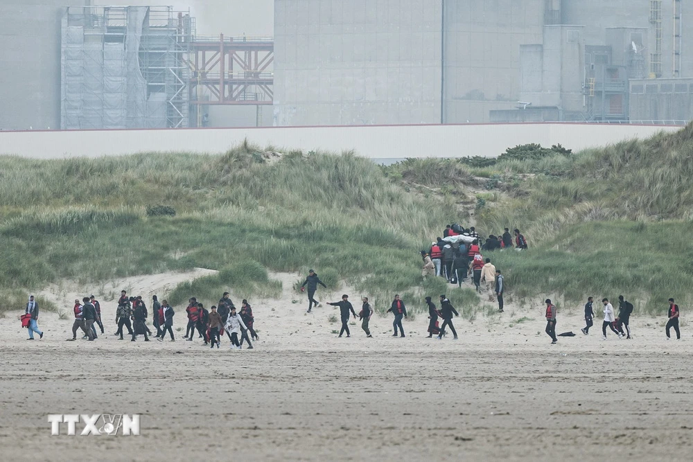 Người di cư chuẩn bị vượt eo biển Manche để tới Anh, tại Gravelines, miền bắc nước Pháp, ngày 12/6/2023. (Ảnh: AFP/TTXVN)