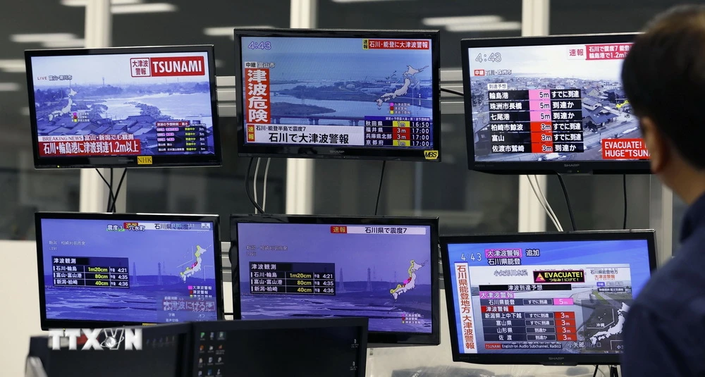 Truyền hình đưa tin về loạt trận động đất tại miền Trung Nhật Bản ngày 1/1/2024. (Ảnh: Kyodo/TTXVN)