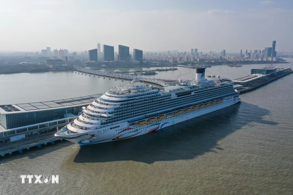 Siêu du thuyền mang tên “Thành phố phép thuật Adora” neo tại cảng Wusongkou Thượng Hải, Trung Quốc ngày 1/1/2024. (Ảnh: THX/TTXVN)