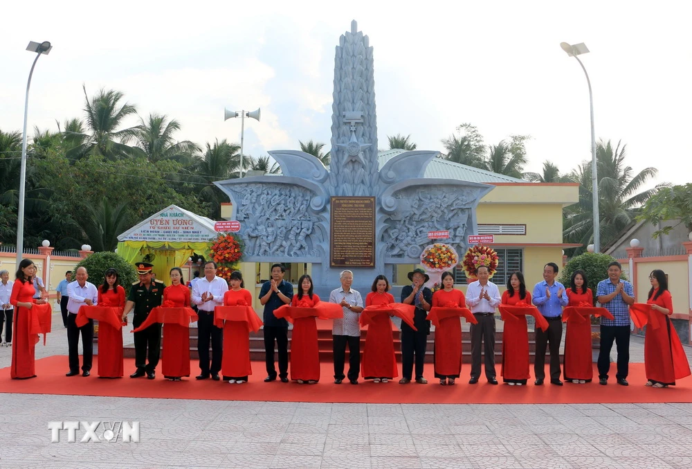 Đại biểu thực hiện nghi thức cắt băng khánh thành công trình. (Ảnh: Phạm Minh Tuấn/TTXVN)