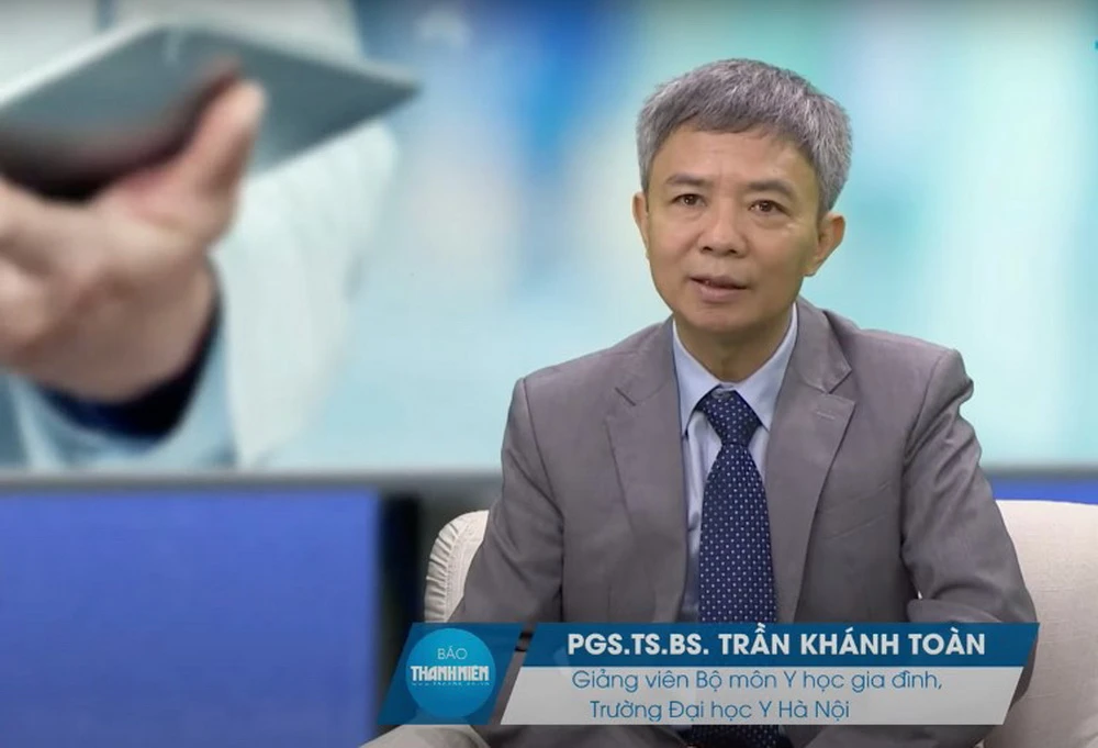 Phó Giáo sư-Tiến sỹ-bác sỹ Trần Khánh Toàn, giảng viên cao cấp Bộ môn Y học gia đình của Trường Đại học Y Hà Nội. 