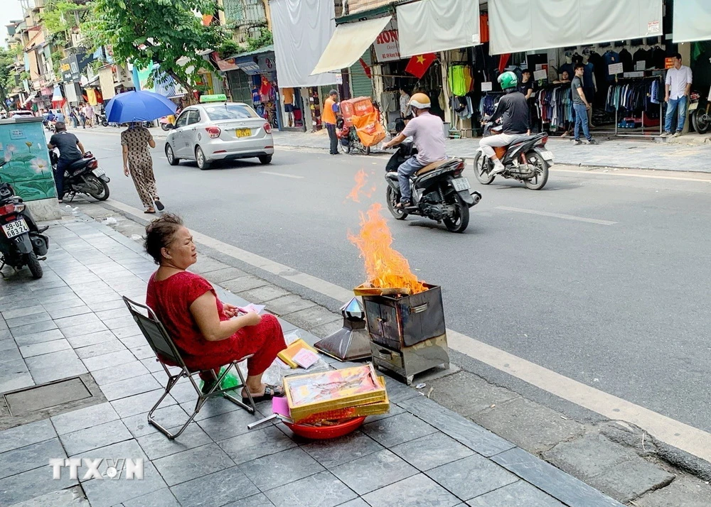 Người dân hóa vàng trên phố Hàng Đào. (Ảnh: Tuấn Đức/TTXVN)