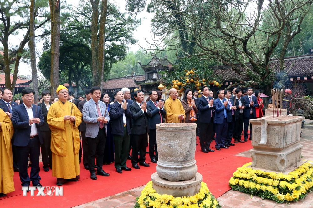 Các đại biểu dâng hương tại chùa Côn Sơn trong ngày Khai hội mùa Xuân Côn Sơn-Kiếp Bạc năm 2023. (Ảnh: Mạnh Tú/TTXVN)
