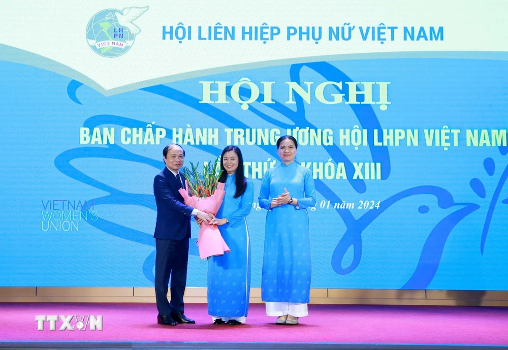 Bà Nguyễn Thị Thu Hiền (giữa) được bầu làm Phó Chủ tịch Hội Liên hiệp Phụ nữ Việt Nam khóa XIII. (Ảnh: Phương Hoa/TTXVN)